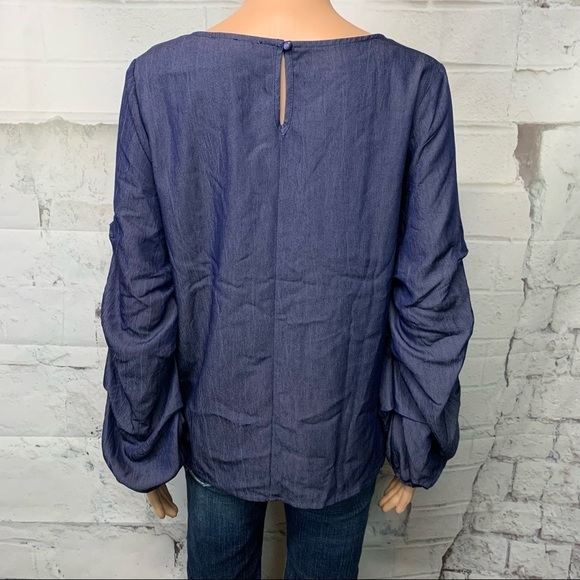 Corvia Top with Pinched Sleeves - Picture 2 of 3